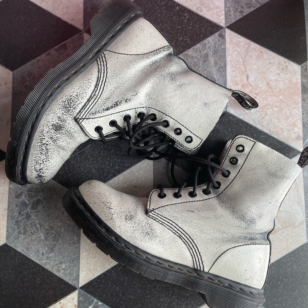 Dr. Martens Pascal 8-Eye Boot White/Black Cristal Suede